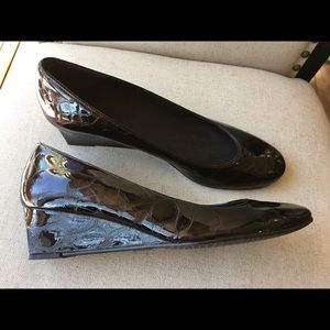 ⬇️ $50 Stuart Weitzman Wedge Shoes